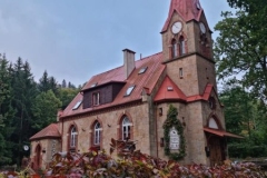 Długopole- Zdrój kościół ewangelicki, z XIX/XX wieku, po 1945 roku był w nim magazyn, następnie został przebudowany na pensjonat i kawiarnię