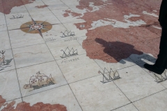 mozaika, przedstawiająca mapę i trasy podróży portugalskich odkrywców