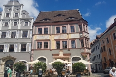 Zabytkowy budynek Ratsapotheke z zegarami słonecznymi Zachariasza Scultetsa znajduje się na Untermarkt.